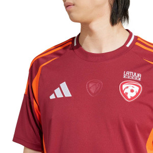 /I/Q/IQ2400_camiseta-adidas-letonia-2024-color-rojo_3_detalle-cuello-y-pecho-con-escudo.jpg