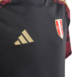 /I/Q/IQ2446_camiseta-adidas-2a-peru-nino-2024-color-negro_3_detalle-cuello-y-pecho-con-escudo.jpg