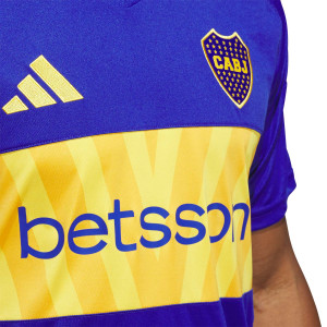 /I/S/IS7462_camiseta-adidas-boca-juniors-2024-2025-color-azul_3_detalle-cuello-y-pecho-con-escudo.jpg