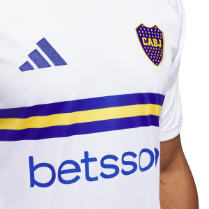 /I/S/IS7464_camiseta-adidas-2a-boca-juniors-2024-2025-color-blanco_3_detalle-cuello-y-pecho-con-escudo.jpg