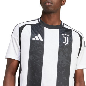 /I/S/IS8002_camiseta-adidas-juventus-2024-2025-color-blanco-y-negro_3_detalle-cuello-y-pecho-con-escudo.jpg