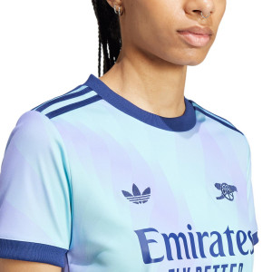 /I/S/IS8114-08ODGRD.A_camiseta-adidas-3a-arsenal-mujer-odegaard-24-25-pl-color-azul-y-purpura_3_detalle-cuello-y-pecho-con-escudo.jpg