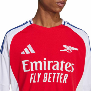 /I/S/IS8142-07SAKA.A_camiseta-manga-larga-adidas-arsenal-saka-24-25-pl-color-rojo_3_detalle-cuello-y-pecho-con-escudo.jpg