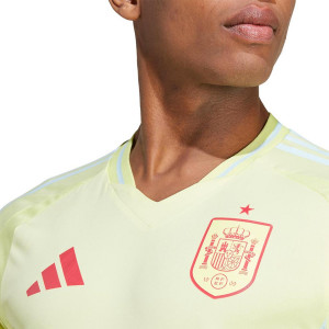 /I/S/IS9034-17WLLM.A_camiseta-adidas-2a-espana-nico-williams-autentica-2024-color-amarillo_3_detalle-cuello-y-pecho-con-escudo.jpg