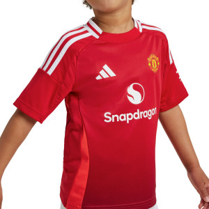 /I/T/IT1980_uniforme-adidas-manchester-united-nino-2024-2025-color-rojo_3_detalle-cuello-y-pecho-con-escudo.jpg