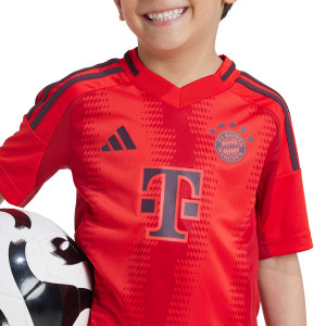/I/T/IT2255_uniforme-adidas-bayern-nino-2024-2025-color-rojo_3_detalle-cuello-y-pecho-con-escudo.jpg