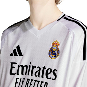/I/T/IT3442-7_camiseta-manga-larga-adidas-real-madrid-vini-jr--24-25-color-blanco_3_detalle-cuello-y-pecho-con-escudo.jpg