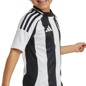 /I/T/IT3542_uniforme-adidas-juventus-nino-2024-2025--color-blanco-y-negro_3_detalle-cuello-y-pecho-con-escudo.jpg