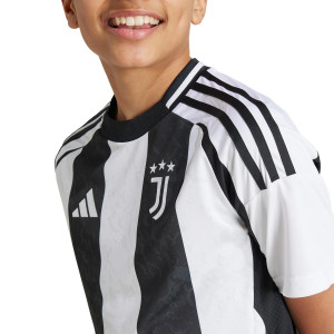 /I/T/IT3552_camiseta-adidas-juventus-nino-2024-2025-color-blanco-y-negro_3_detalle-cuello-y-pecho-con-escudo.jpg