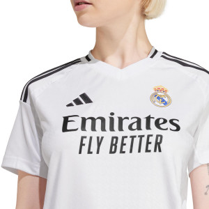 /I/T/IT5182-5_camiseta-adidas-real-madrid-mujer-bellingham-2024-2025-color-blanco_3_detalle-cuello-y-pecho-con-escudo.jpg