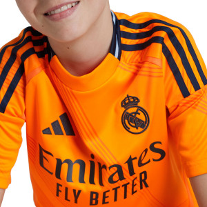 /I/T/IT5192-7_uniforme-adidas-2a-real-madrid-nino-vini-jr--24-25-color-naranja_3_detalle-cuello-y-pecho-con-escudo.jpg