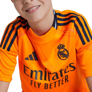/I/T/IT5192_uniforme-adidas-2a-real-madrid-nino-2024-2025-color-naranja_3_detalle-cuello-y-pecho-con-escudo.jpg