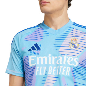 /I/T/IT5195-01_camiseta-adidas-real-madrid-courtois-24-25-color-azul_3_detalle-cuello-y-pecho-con-escudo.jpg