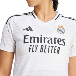 /I/T/IT5202-9_camiseta-adidas-real-madrid-autentica-mujer-mbappe-2024-2025-color-blanco_3_detalle-cuello-y-pecho-con-escudo.jpg