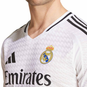 /I/T/IT5204-10_camiseta-manga-larga-adidas-authentic-real-madrid-modric-24-25-color-blanco_3_detalle-cuello-y-pecho-con-escudo.jpg