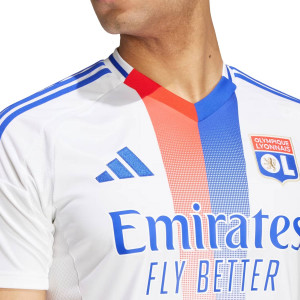 /I/T/IT6493_camiseta-adidas-olimpique-lyon-2024-2025-color-blanco_3_detalle-cuello-y-pecho-con-escudo.jpg
