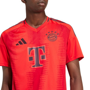 /I/T/IT8511_camiseta-adidas-bayern-2024-2025-color-rojo_3_detalle-cuello-y-pecho-con-escudo.jpg