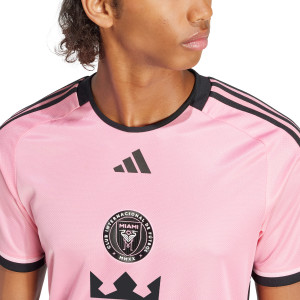 /I/U/IU0189_camiseta-adidas-inter-miami-autentica-2024-color-rosa_3_detalle-cuello-y-pecho-con-escudo.jpg