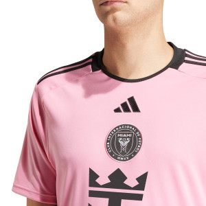 /I/U/IU0190_camiseta-adidas-inter-miami-2024--color-rosa_3_detalle-cuello-y-pecho-con-escudo.jpg
