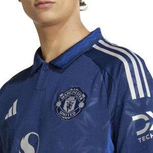 /I/U/IU1390-10RSHFD.A_camiseta-adidas-2a-manchester-united-rashford-24-25-pl-color-azul_3_detalle-cuello-y-pecho-con-escudo.jpg