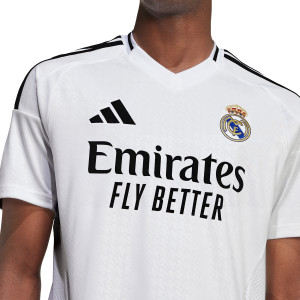 /I/U/IU5011-7_camiseta-adidas-real-madrid-vini-jr--2024-2025-color-blanco_3_detalle-cuello-y-pecho-con-escudo.jpg