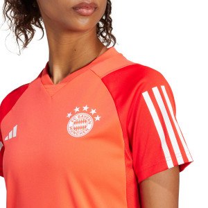 /I/W/IW6259_camiseta-adidas-bayern-mujer-entrenamiento-color-rojo_3_detalle-cuello-y-pecho.jpg