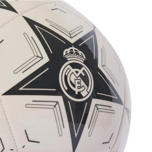/I/X/IX4053-5_pelota-futbol-adidas-real-madrid-champions-league-club-talla-5-color-purpura_3_detalle-escudo.jpg