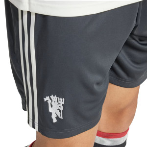 /I/Y/IY7807_pantalon-corto-adidas-3a-manchester-united-2024-2025-color-negro_3_detalle-escudo.jpg