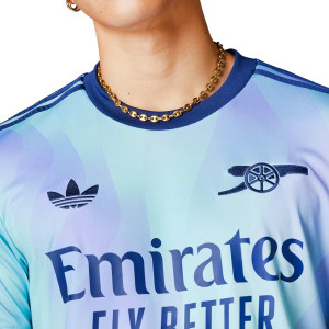 /I/Z/IZ0114-07SAKA.A_camiseta-adidas-3a-arsenal-saka-24-25-pl-color-azul-y-purpura_3_detalle-cuello-y-pecho-con-escudo.jpg