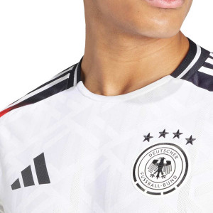 /I/Z/IZ1620-17WRTZ.A_camiseta-adidas-alemania-wirtz-autentica-2024-color-blanco_3_detalle-cuello-y-pecho-con-escudo.jpg