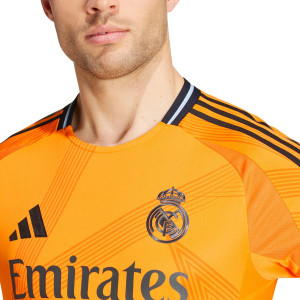 /I/Z/IZ1642-5_camiseta-adidas-2a-real-madrid-authentic-bellingham-24-25-color-naranja_3_detalle-cuello-y-pecho-con-escudo.jpg