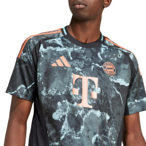/I/Z/IZ3130_camiseta-adidas-2a-bayern-2024-2025-color-negro_3_detalle-cuello-y-pecho-con-escudo.jpg