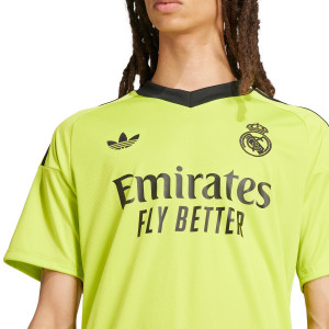 /J/E/JE3509-01_camiseta-adidas-3a-real-madrid-courtois-24-25-color-verde-y-amarillo_3_detalle-cuello-y-pecho-con-escudo.jpg