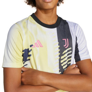/J/E/JE4309_camiseta-adidas-juventus-nino-pre-match-color-blanco_3_detalle-cuello-y-pecho.jpg