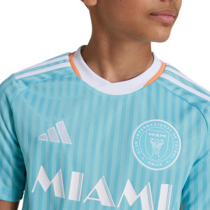 /J/E/JE6077_camiseta-adidas-3a-nino-inter-miami-2024-color-azul_3_detalle-cuello-y-pecho-con-escudo.jpg