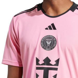/J/E/JE9741_camiseta-adidas-inter-miami-2024-color-rosa_3_detalle-cuello-y-pecho-con-escudo.jpg