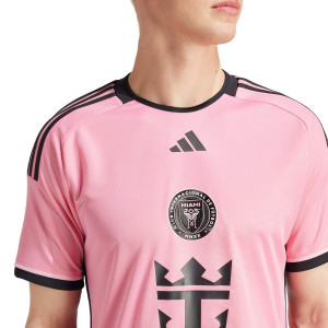 /J/E/JE9742_camiseta-adidas-inter-miami-autentica-2024-color-rosa_3_detalle-cuello-y-pecho-con-escudo.jpg