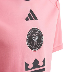 /J/E/JE9743_camiseta-adidas-inter-miami-nino-2024-color-rosa_3_detalle-cuello-y-pecho-con-escudo.jpg