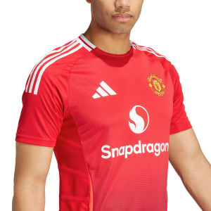 /J/F/JF1291-10RSHFD.A_camiseta-adidas-manchester-united-rashford-autentica-2425-pl-color-rojo_3_detalle-cuello-y-pecho-con-escudo.jpg