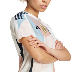 /J/F/JF2649_camiseta-adidas-2a-espana-mujer-color-blanco_3_detalle-cuello-y-pecho-con-escudo.jpg