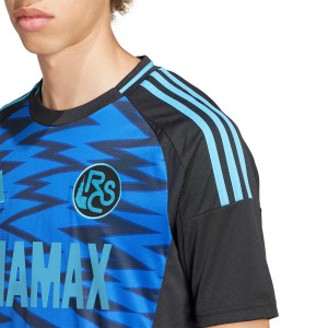 /J/J/JJ5930_camiseta-adidas-3a-racing-club-estrasburgo-2024-2025-color-azul_3_detalle-cuello-y-pecho-con-escudo.jpg
