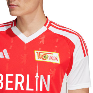 /J/J/JJ6260_camiseta-adidas-union-berlin-2024-2025-color-rojo_3_detalle-cuello-y-pecho-con-escudo.jpg