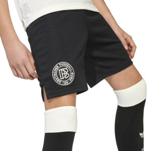 /J/Y/JY0253_pantalon-corto-adidas-alemania-nino-125-aniversario-color-negro_3_detalle-escudo.jpg
