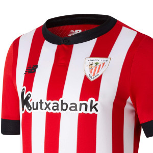 /J/Y/JY231177-HME_uniforme-new-balance-athletic-club-nino-2022-2023-color-rojo-y-blanco_3_detalle-cuello-y-pecho-con-escudo.jpg