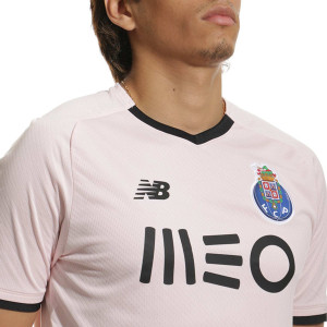 /M/T/MT130104-THD_camiseta-new-balance-3a-porto-2021-2022-color-rosa_3_detalle-cuello-y-pecho-con-escudo.jpg