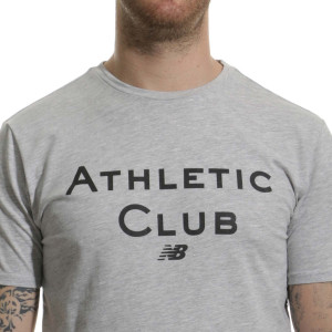 /M/T/MT131005-GRM_camiseta-new-balance-athletic-club-graphic-travel-color-gris_3_detalle-cuello-y-pecho.jpg