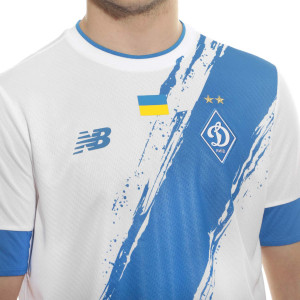 /M/T/MT230046-HME_camiseta-new-balance-dinamo-de-kiev-2022-2023-color-blanco_3_detalle-cuello-y-pecho-con-escudo.jpg