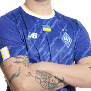 /M/T/MT230050-AWY_camiseta-new-balance-2a-dinamo-de-kiev-2022-2023-color-azul_3_detalle-cuello-y-escudo.jpg