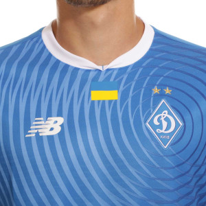 /M/T/MT230135-AWY_camiseta-new-balance-2a-dynamo-kyiv-2023-2024-color-azul_3_detalle-cuello-y-pecho-con-escudo.jpg