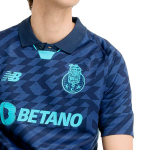 /M/T/MT230309-THD_camiseta-new-balance-3a-fc-porto-2024-2025-color-azul_3_detalle-cuello-y-pecho-con-escudo.jpg